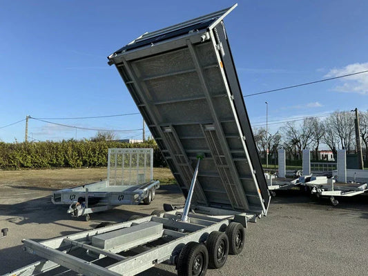 Três semirreboques-cisterna basculantes de 3 × 1 800 kg (3,5 t)