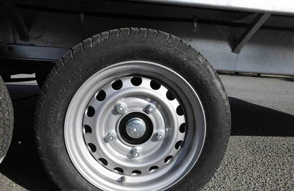 Reboque de plataforma LIDER com rodas – PTAC: 3 500 kg – 2 eixos travados – 506 x 215 cm