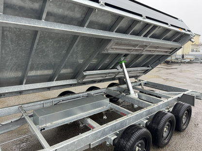 Três semirreboques-cisterna basculantes de 3 × 1 800 kg (3,5 t)